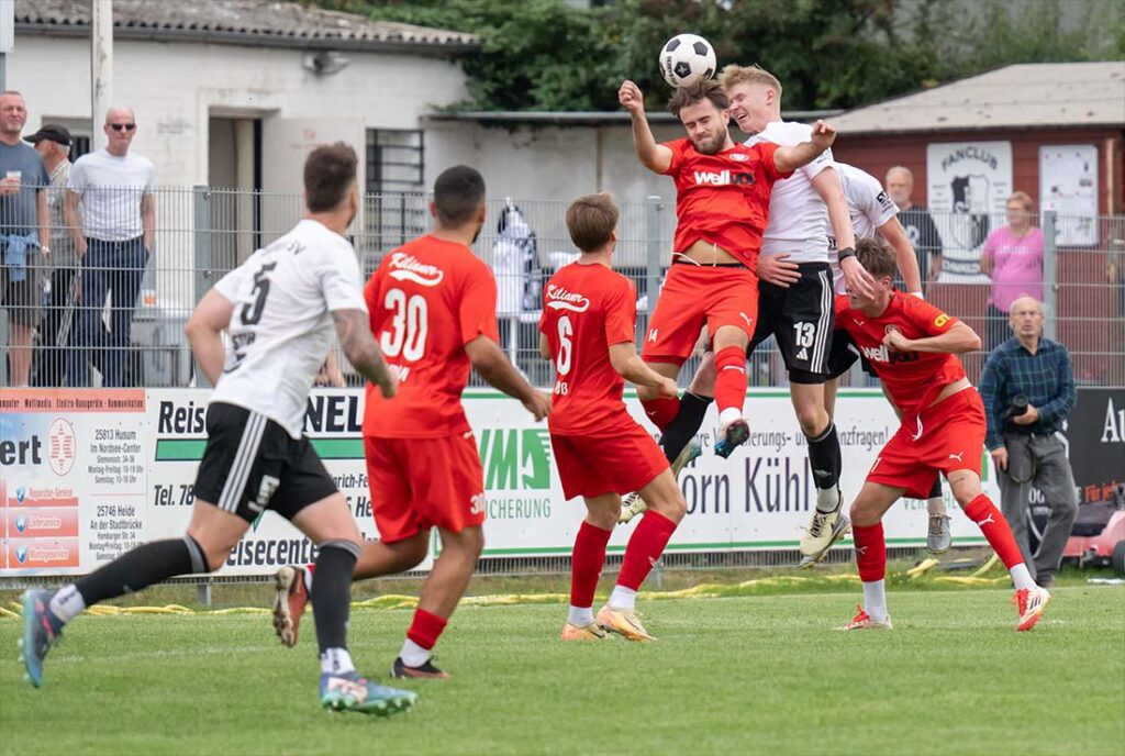 Hendrik Fleige (13, Heider SV) im Kopfballduell gegen Felix Niebergall (Kilia Kiel). © 2025 Volker Schlichting Hendrik Fleige (13, Heider SV) im Kopfballduell gegen Felix Niebergall (Kilia Kiel). © 2025 Volker Schlichting