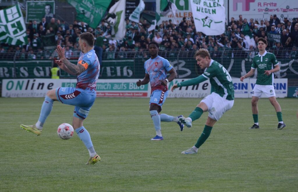 Dominic Hartmann (Weiche Flensburg) wirft sich den Schuss von Julian Albrecht (VfB Lübeck). © 2026 Olaf Wegerich Dominic Hartmann (Weiche Flensburg) wirft sich den Schuss von Julian Albrecht (VfB Lübeck). © 2026 Olaf Wegerich