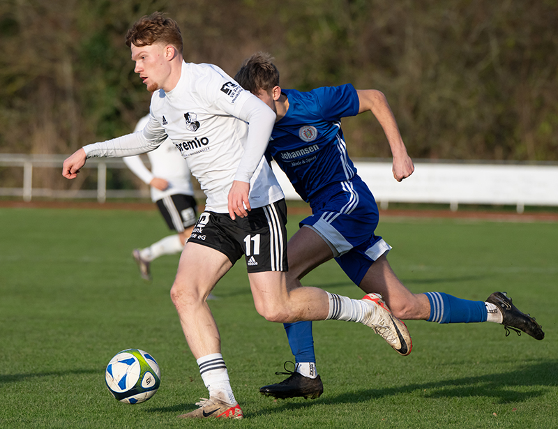 Mathis Harms (Heider SV) setzt sich gegen Marvin Müller (Oldenburger SV) durch. © 2025 Volker Schlichting Mathis Harms (Heider SV) setzt sich gegen Marvin Müller (Oldenburger SV) durch. © 2025 Volker Schlichting