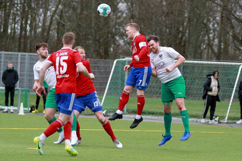 Typische Szene in Hälfte zwei - hoher Ball und ein Lägerdorfer, hier Torben Matz, köpft den Angriff weg. © 2023 Ismail Yesilyurt