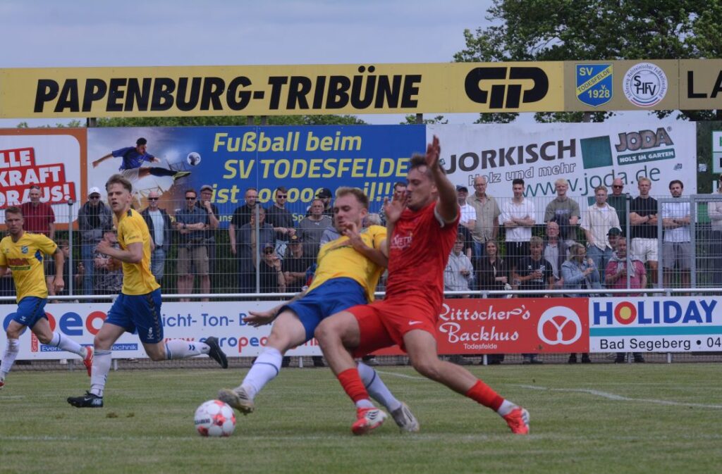 Tyler Körting (SV Todesfelde) gegen Kilian Lammers (Blumenthaler SV). © 2026 Olaf Wegerich