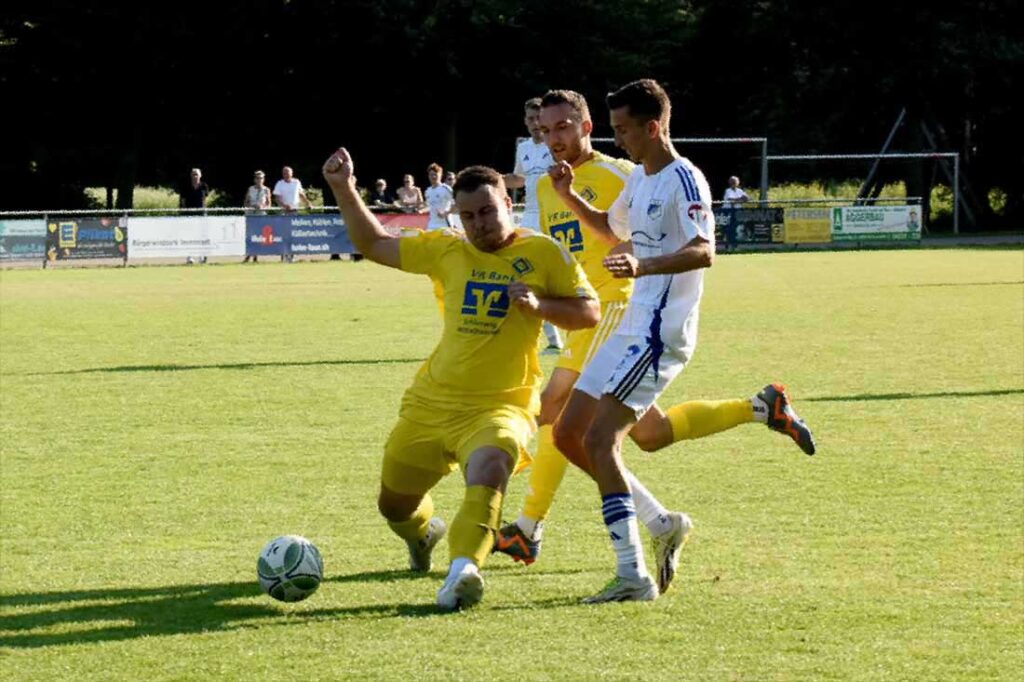Moritz Gersteuer bringt den TuS Rotenhof in Front mit dem 1:0. © 2024 Olaf Wegerich, Moritz Gersteuer bringt den TuS Rotenhof in Front mit dem 1:0. © 2024 Olaf Wegerich,