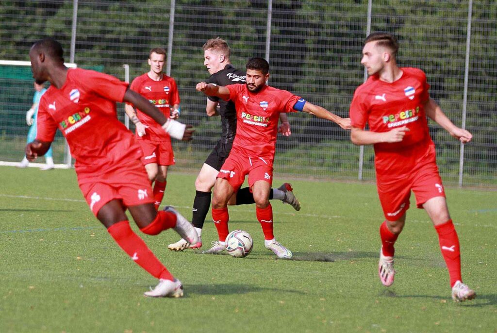 Inter Türkspor stand im Hinspiel mit dem 0-2 schon mit dem Rücken an der Wand, doch Rezan Acer (am Ball) schubste sein Inter wieder zurück. © 2022 Ismail Yesilyurt