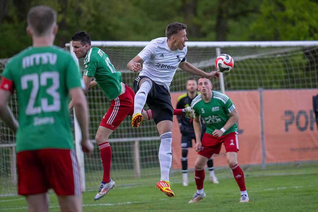 Clas Sievers (li., MTSV Hohenwestedt) gegen Jonah Gieseler (Heider SV). © 2025 Volker Schlichting Clas Sievers (li., MTSV Hohenwestedt) gegen Jonah Gieseler (Heider SV). © 2025 Volker Schlichting