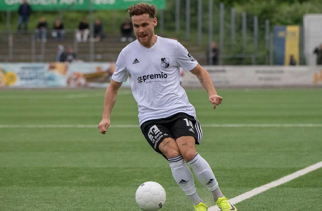 Noel Kurzbach (Heider SV) beim Spiel gegen den SV Hemelingen. © 2025 Volker Schlichting Noel Kurzbach (Heider SV) beim Spiel gegen den SV Hemelingen. © 2025 Volker Schlichting