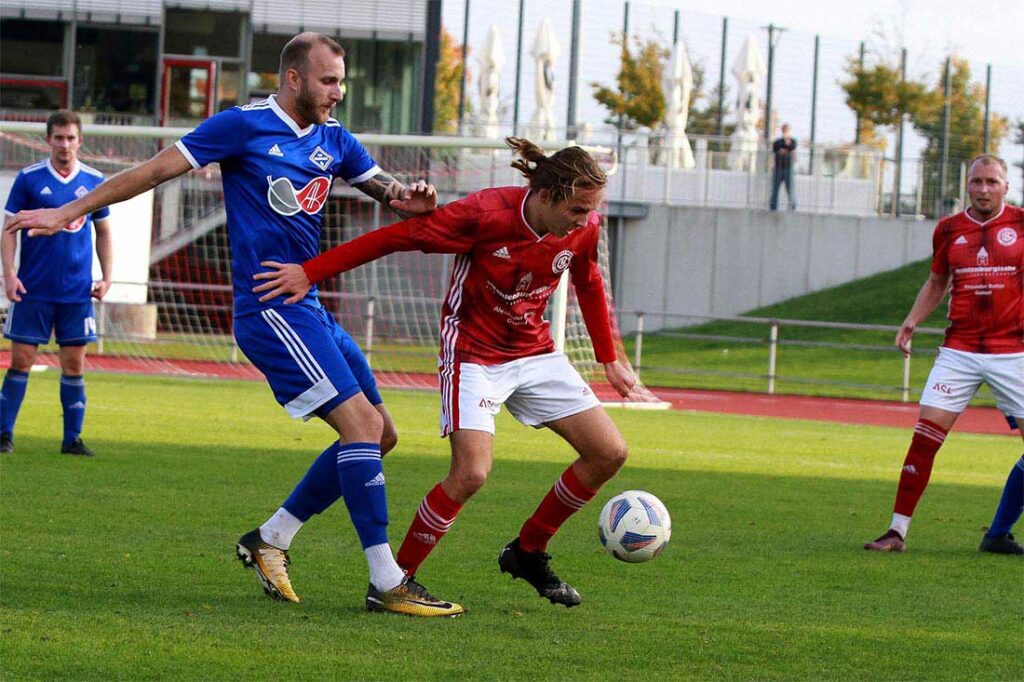 Das 2:1 durch Hannes Profitlich (re., Gettorfer SC, hier gegen Dennis Maelk (Lägerdorf) brachte Sicherheit für das Team von Christian Schössler. (Archivfoto). © 2022 Ismail Yesilyurt