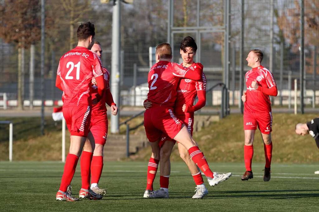 Nicolai Weihrauch (Gettorfer SC) lässt sich zu seinem Treffer beglückwünschen. © 2025 Ismail Yesilyurt Nicolai Weihrauch (Gettorfer SC) lässt sich zu seinem Treffer beglückwünschen. © 2025 Ismail Yesilyurt