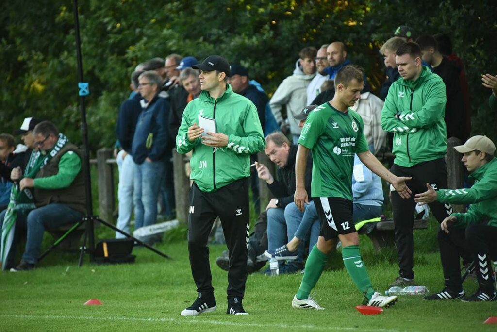 Trainer Jewgenij Neu und der FC Burg klettern mit dem Sieg auf Platz 7. © 2025 Olaf Wegerich Trainer Jewgenij Neu und der FC Burg kommen langsam in Fahrt. © 2025 Olaf Wegerich