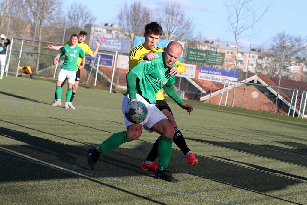 Mats Ellwanger (TSV Altenholz) packt zu bei Ron Hansen (IF Sternen Flensborg). © 2025 Ismail Yesilyurt Mats Ellwanger (TSV Altenholz) packt zu bei Ron Hansen (IF Sternen Flensborg). © 2025 Ismail Yesilyurt