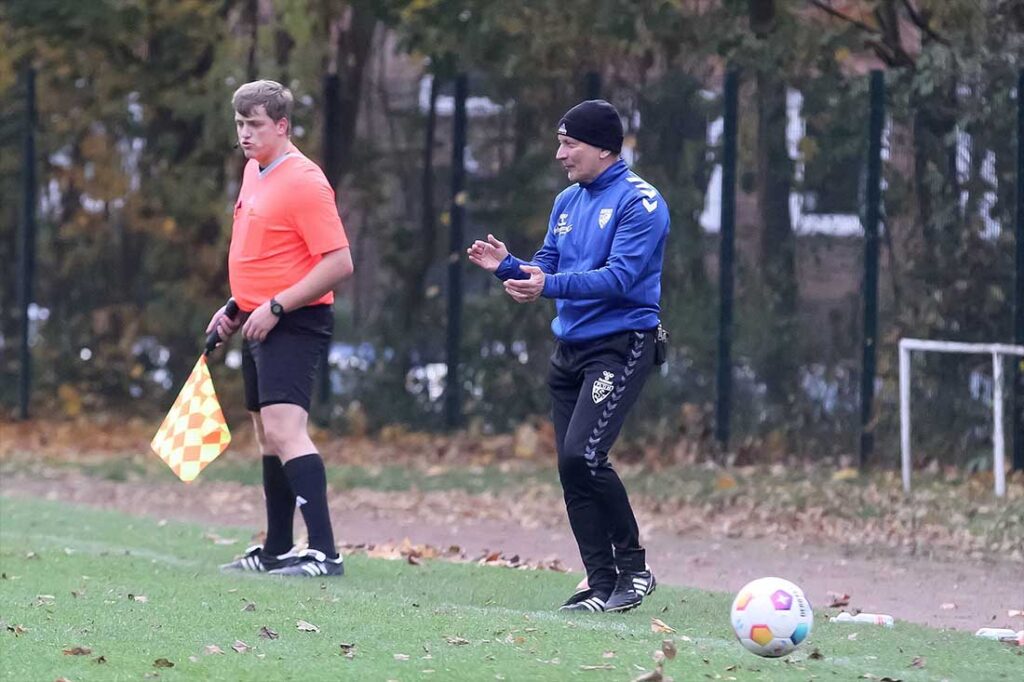 Cheftrainer Matthias Falk sah zu viele falsche Entscheidungen seiner Plöner Jungs. © 2025 Ismail Yesilyurt Den Beifall von Cheftrainer Matthias Falk hat sich der TSV Plön verdient. © 2025 Ismail Yesilyurt