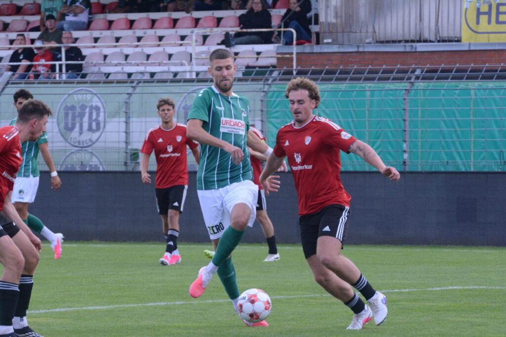 Selim Ajkic (VfB Lübeck), hier gegen Sebastian Böttcher (Kaltenkirchen),.sucht weiterhin sein Glück im Abschluss. © 2026 Olaf Wegerich Selim Ajkic (VfB Lübeck) gegen Sebastian Böttcher (Kaltenkirchen). © 2026 Olaf Wegerich