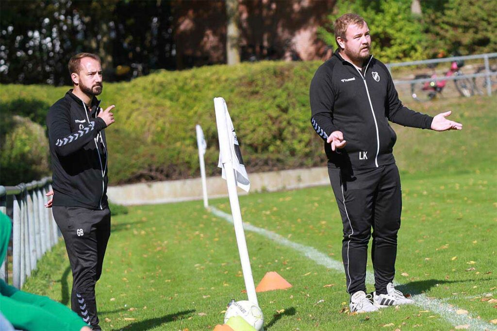 Konnten keine gute Nachricht an Cheftrainer Nedljko Veselinovic (Heikendorfer SV) melden - die beiden Co-Trainer Guido Braasch (li.) und Linus Krebs. Quelle: Ismail Yesilyurt