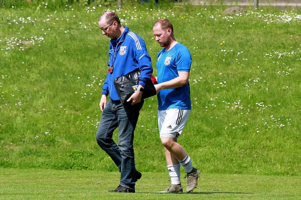Trainer Uwe Petersen verlässt den SV Dörpum mit einem schönen Abschiedsgeschenk. © 2023 Ismail Yesilyurt Trainer Uwe Petersen verlässt den SV Dörpum mit einem schönen Abschiedsgeschenk. © 2023 Ismail Yesilyurt