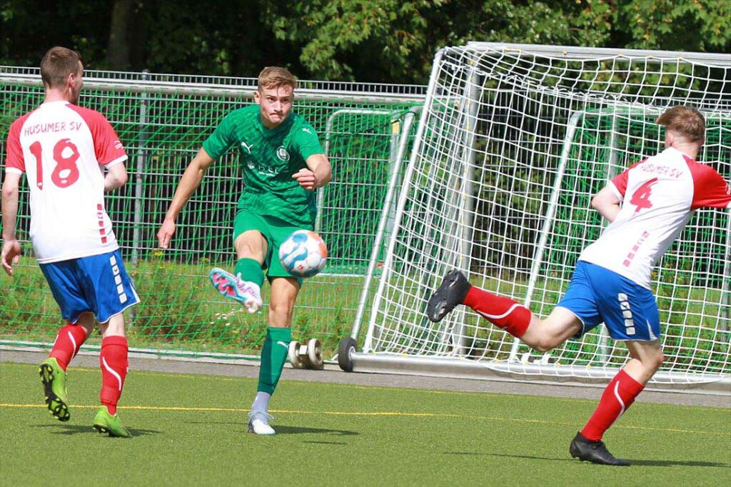 Marc Schwabe (mitte, TSV Klausdorf) trifft derzeit aus allen Lagen. Insgesamt schon 9 Mal in der sehr jungen Saison. © 2023 Ismail Yesilyurt