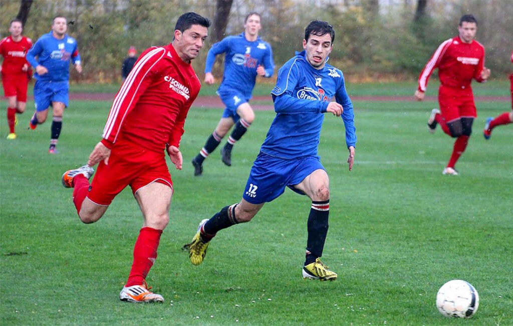 Sebastian Kiesbye (li.) in seiner aktiven Zeit beim Husumer SV im der Oberliga gegen Viktor Dragusha (Preetzer TSV). © 2013 Ismail Yesilyurt