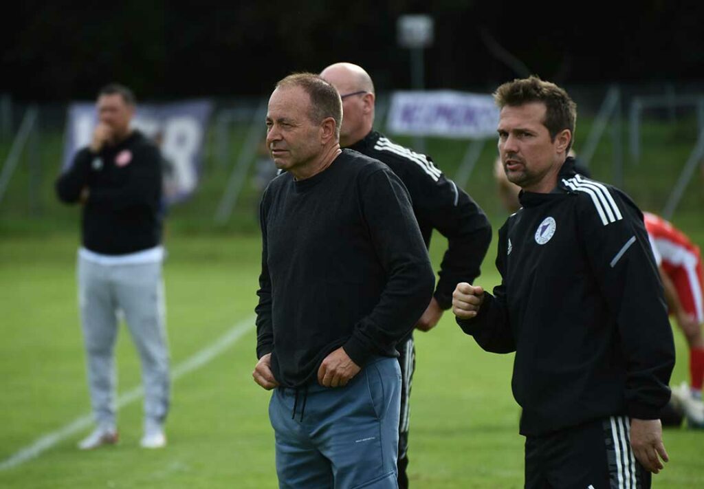 Das Glück ist Rocco Leeser (li.) und dem VfR Neumünster nicht hold. Schon wieder gibt der Aufsteiger eine 2:0-Führung ab. © 2023 Olaf Wegerich