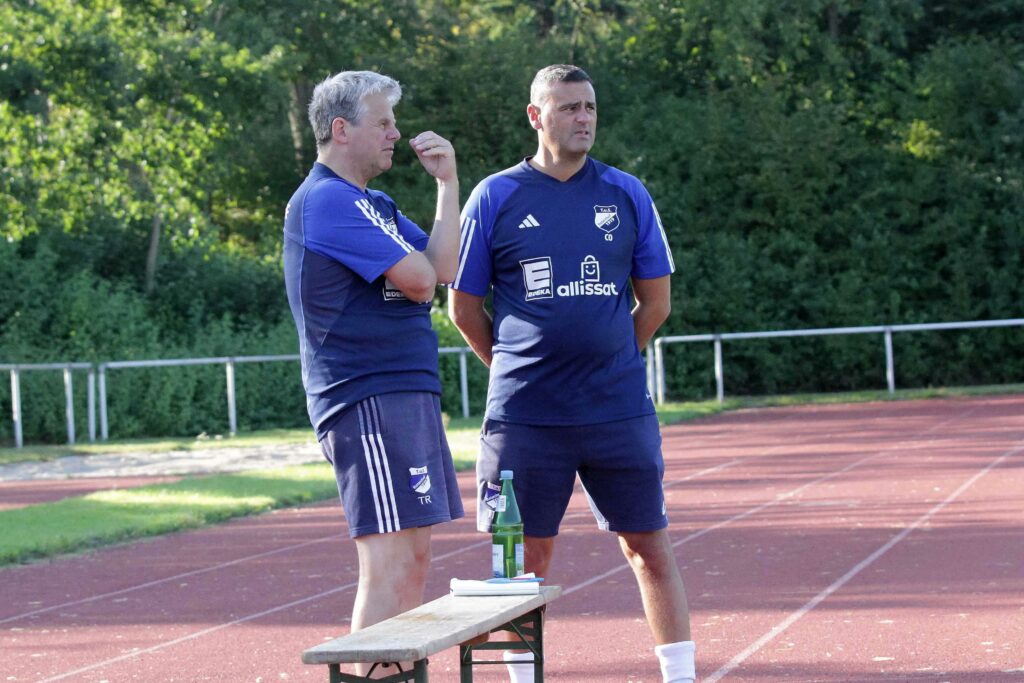 Cheftrainer Hans-Hermann Lausen (TuS Rotenhof) und Jilani Ben Mahmoud (re.) können schon mal einen kleinen Blick in die SH-Beletage werfen. © 2023 Ismail Yesilyurt