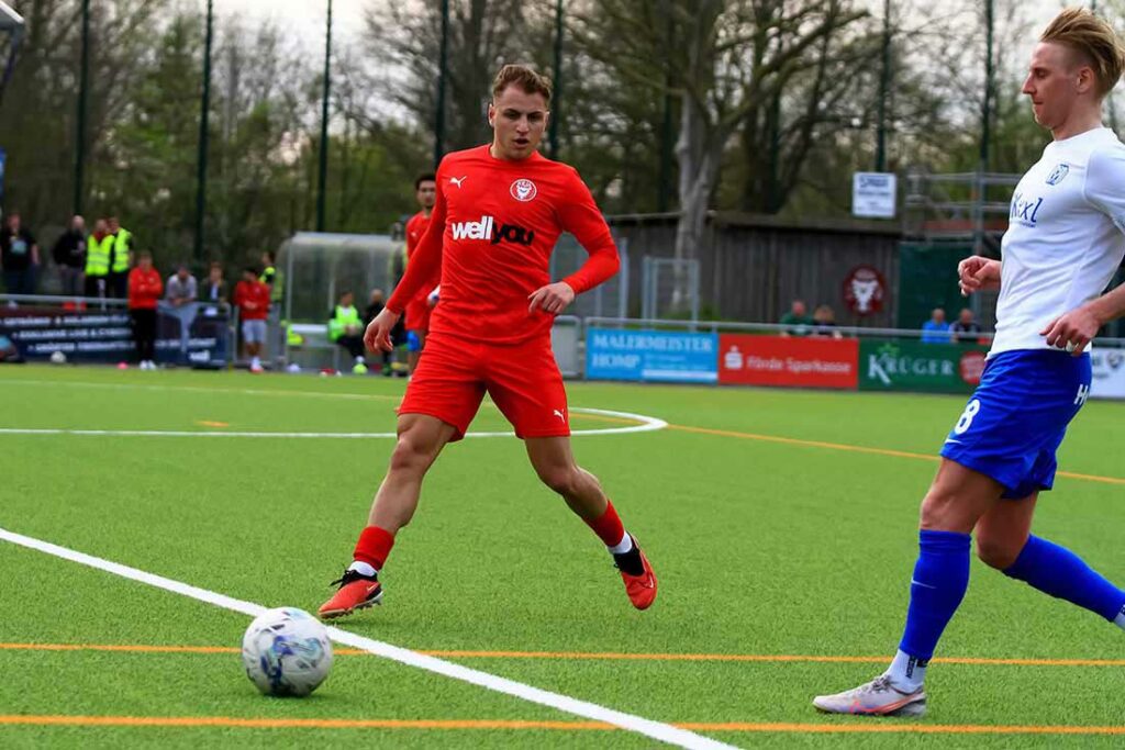 Mit seiner Schnelligkeit und Dribbelstärke ist Luca Aouci (in rot, Kilia Kiel) stets ein Unruheherd. © 2024 Ismail Yesilyurt