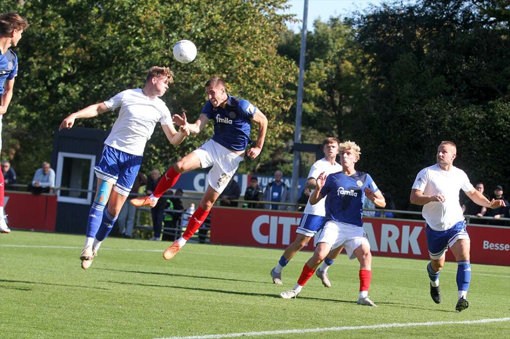 Marko Ivezic (Holstein Kiel II) köpft zum 2:0 ein. Vorne Thorge Salke (Oldenburger SV). © 2025 Ismail Yesilyurt Marko Ivezic (Holstein Kiel II) köpft zum 2:0 ein. Vorne Thorge Salke (Oldenburger SV). © 2025 Ismail Yesilyurt