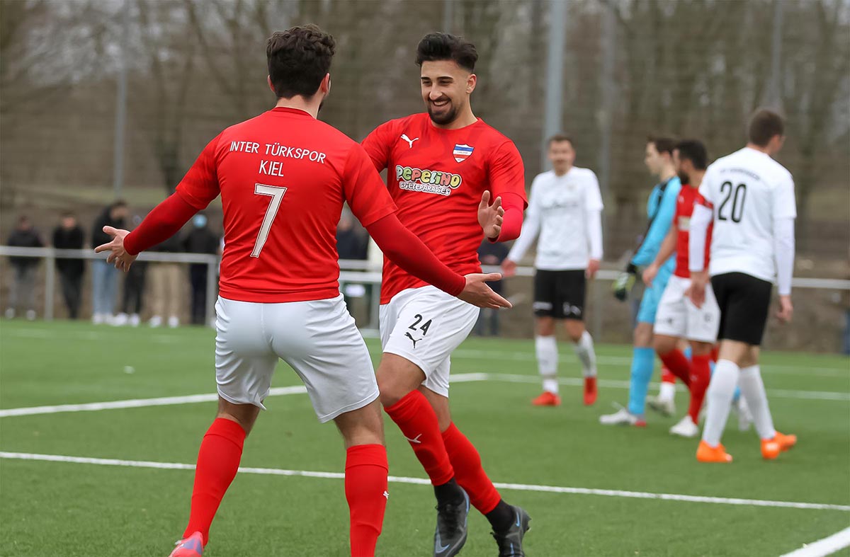 Okan Erkocu freut sich riesig über sein 2:0 und bedankt sich bei Serkan Yildirimer für die starke Flanke. Okan Erkocu freut sich riesig über sein 2:0 und bedankt sich bei Serkan Yildirimer für die starke Flanke. © Ismail Yesilyurt