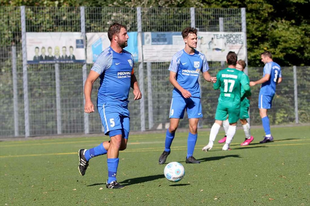Kapitän Lars Peretzke, Lenker und Denker des SV Dörpum aus der Defensive, bekommt die Rote Karte . © 2024 Ismail Yesilyurt Kapitän Lars Peretzke ist der Ruhepol des SV Dörpum. © 2024 Ismail Yesilyurt