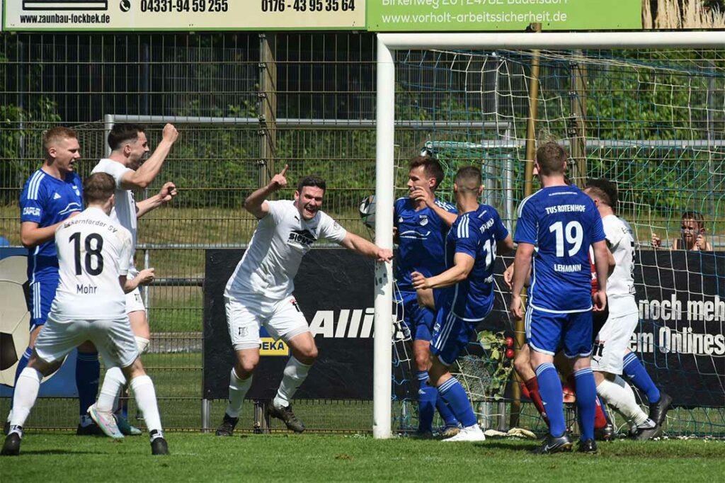 Ball halbhoch im Netz - Jan-Ole Jürgensen (Eckernförder SV) jubelt über sein 2-2 gegen den TuS Rotenhof im Kreispokalfinale. © 2024 Olaf Wegerich