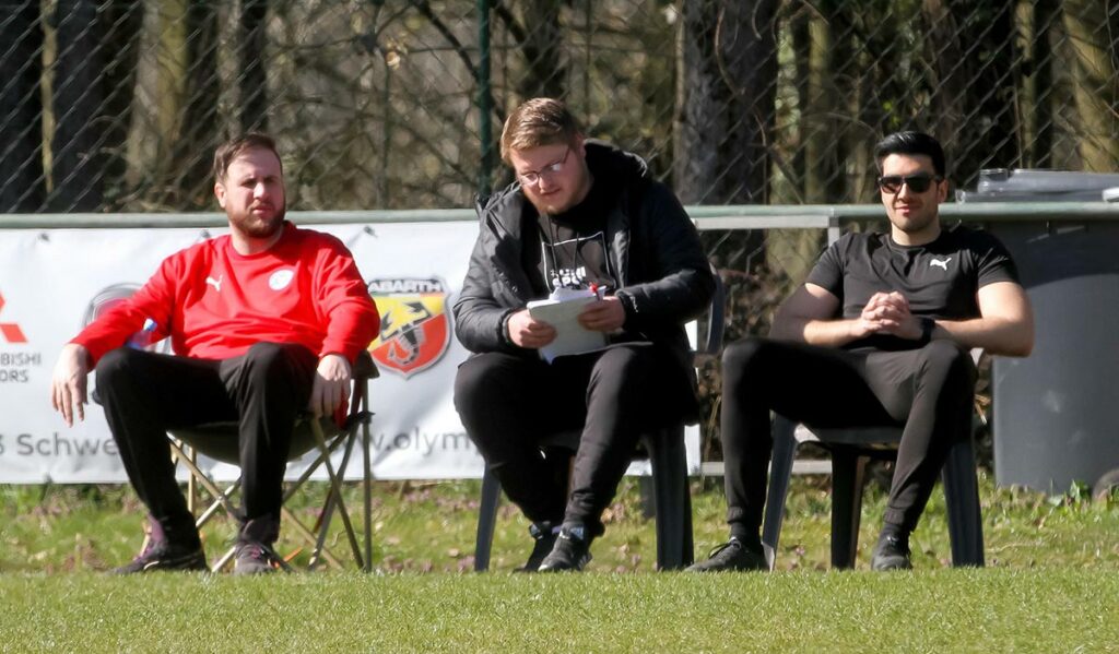 Cheftrainer Jannik Heitmann (mitte) schaute sehr oft nach, ob er genügend Speilerinnen hat. Cheftrainer Jannik Heitmann (mitte) hatte nach der Partie wenig Positives in seinem Heft stehen.