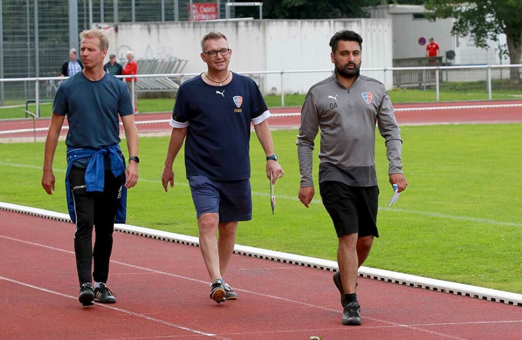 Die Mannschaft von Harjas Ahluwahlia (re., FSG Saxonia) und Co Jürgen Muus (mi.), zeigte gegen den PSV Neumünster ein gutes Spiel. © 2023 Ismail Yesilyurt