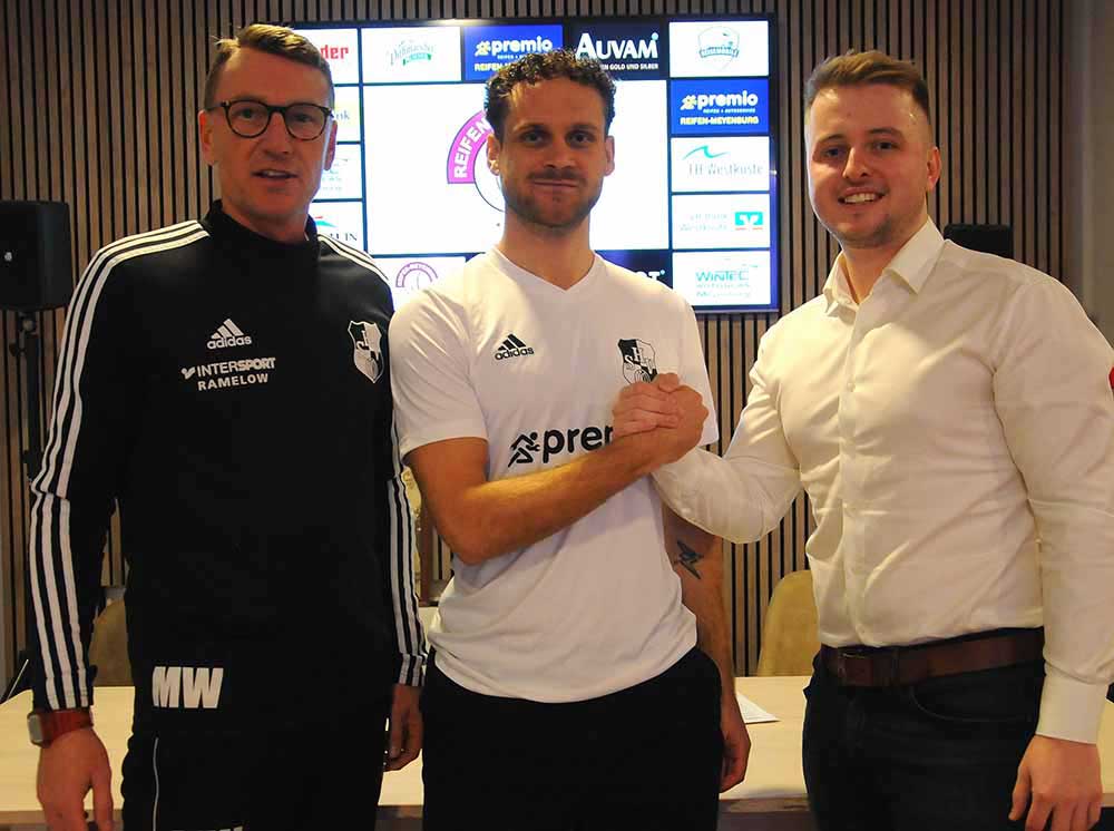 Heides Ligaobmann Hannes Nissen, Noel Kurzbach und Cheftrainer Markus Wichmann (v. r.). © 2025 Stephanie Fedders Heides Ligaobmann Hannes Nissen, Noel Kurzbach und Cheftrainer Markus Wichmann (v. r.). © 2025 Stephanie Fedders