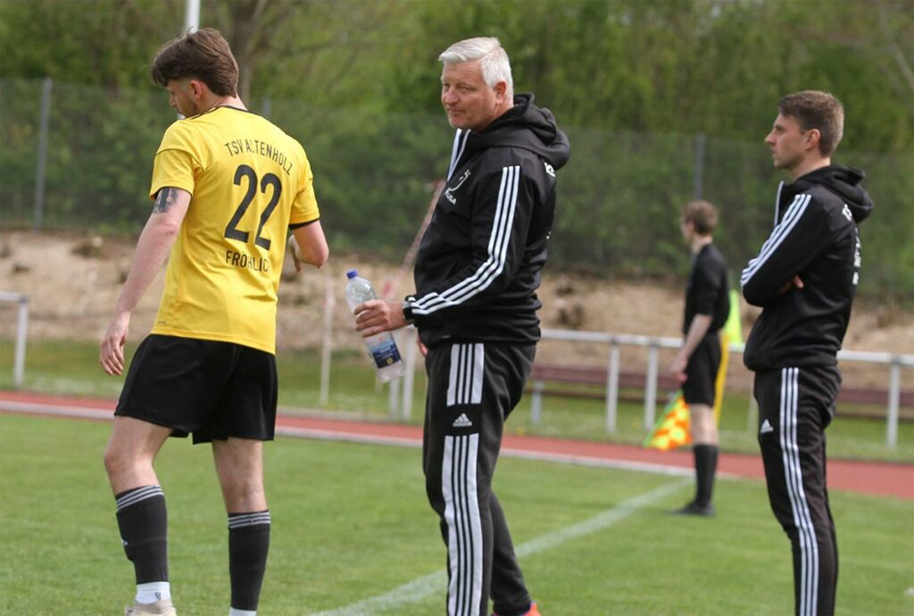 Volkmar Meyer nach einem Gespräch mit seinen flinken Läufer Paul Fröhlich (22). Rechts Co-Trainer Frederik Asmussen. © Ismail Yesilyurt