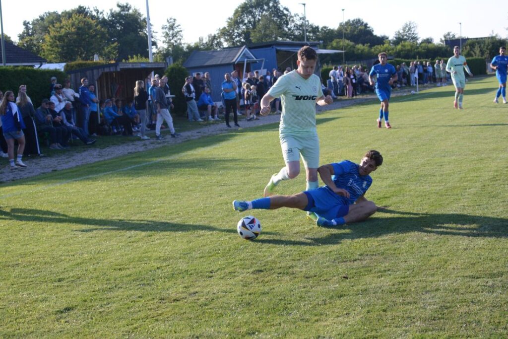 Philip Omland (SV Bönebüttel-Husberg) gegen Marvin Ehlert (PSV Neumünster). © 2026 Olaf Wegerich