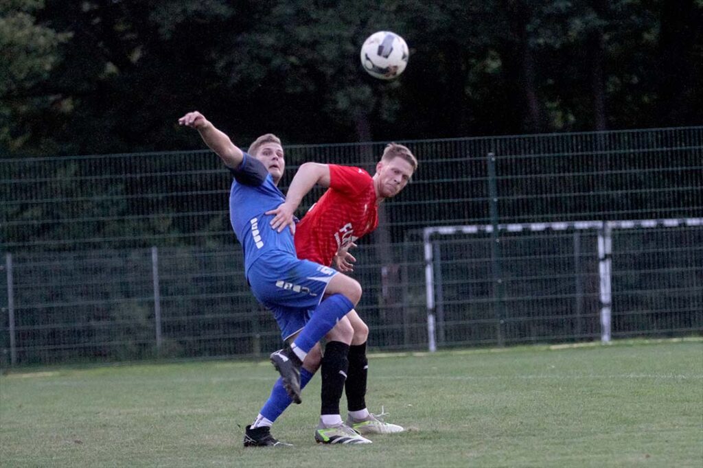 Abwehrspieler Mattes Brusberg (li.), hier gegen Mika Rosenthal (Rot-Schwarz Kiel) und der TuS Jevenstedt müssen wahrscheinlich bis zum letzten Spieltag bangen. © 2025 Ismail Yesilyurt Mika Rosenthal (re., Rot-Schwarz Kiel) gegen Mattes Brusberg (TuS Jevenstedt). © 2025 Ismail Yesilyurt