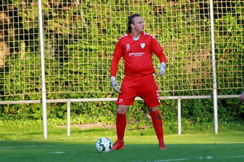 Nils Fischer (TSV Plön), wie gegenüber Bent Möllgaard (VfB Kiel) mit guter Note, rettete zwei Mal bravourös. © 2023 Ismail Yesilyurt