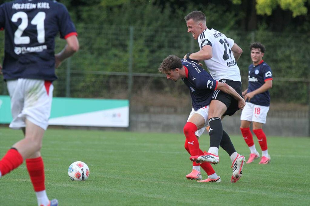 Jonah Gieseler (Heider SV) gegen Jorden Winter (li., Holstein Kiel II). © 2026 Ismail Yesilyurt Jonah Gieseler (Heider SV) gegen Jorden Winter (li., Holstein Kiel II). © 2026 Ismail Yesilyurt