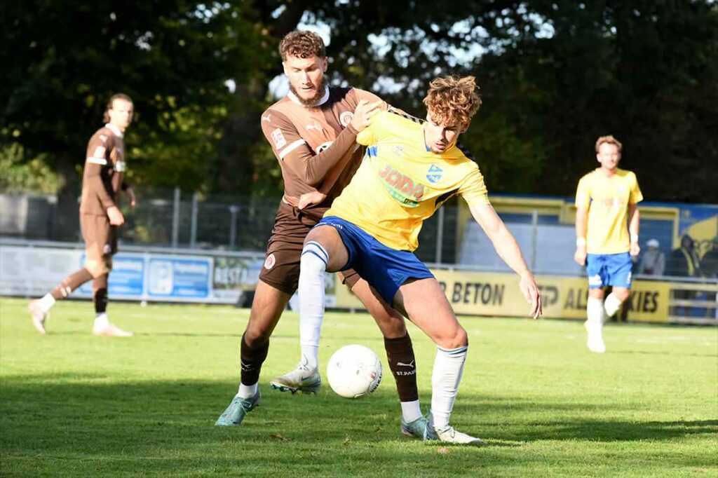 Der Ex-Holsteiner und -Todesfelder Merlin Sinanovic (re.), hier im Trikot des SV Todesfelde, erzielte beide Tore für Hannover 96. © Olaf Wegerich Merlin Sinanovic (Todesfelde) gegen Selcuk Rinal (Pauli II). © 2024 Olaf Wegerich