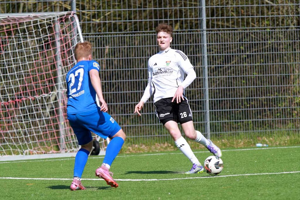 Lucas Sylla (re., TSV Kronshagen), hier gegen Friedrichsbergs Tim Asmussen, hämmert den Ball zum 2:2 ins Dörpumer Gehäuse. © 2026 Ismail Yesilyurt