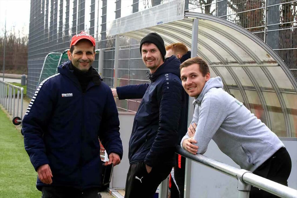 Die Niederlage wirft Coach Karim Youssef (li.,im Spiel gegen Rönnau) nicht um. In der Mitte Nick Rixen, rechts, der immer noch verletzte Sebastian Henke. © 2024 Ismail Yesilyurt