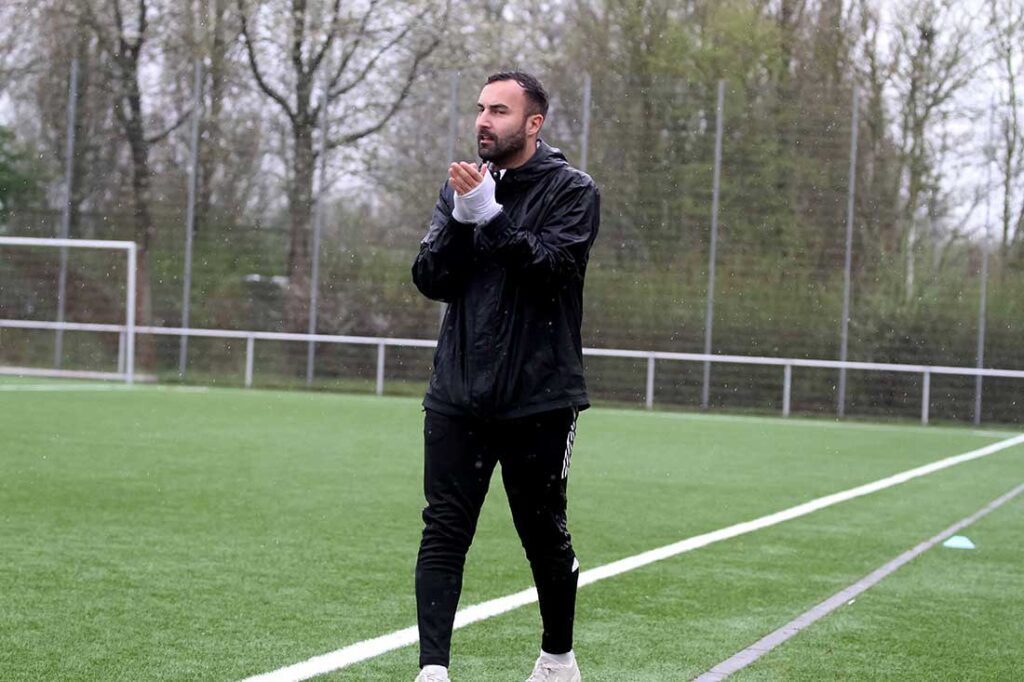 Coskun Yamak (TSV Kronshagen) wird seine Fußballstiefel gegen den Trainer-Notizblock tauschen. © 2025 Ismail Yesilyurt