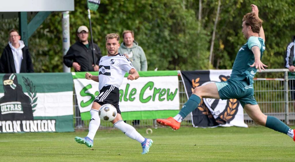 Lennart Busch (Heider SV) kommt vor Meiko Werner (PSV Neumünster) zum Flanken. © 2026 Volker Schlichting Lennart Busch (Heider SV) kommt vor Meiko Werner (PSV Neumünster) zum Flanken. © 2026 Volker Schlichting
