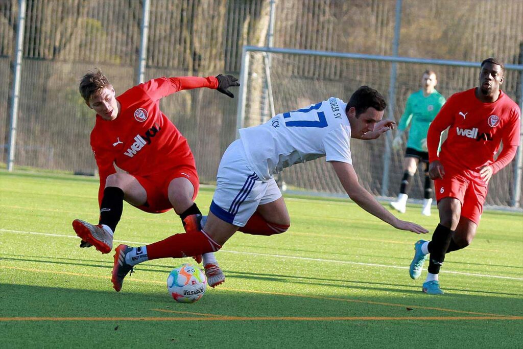 Kilia Kiel defensiver Mittelfeldkoordinator Tom Warncke (in rot) und Jonas Kock (Oldenburger SV) verhakeln sich. © 2023 Ismail Yesilyurt