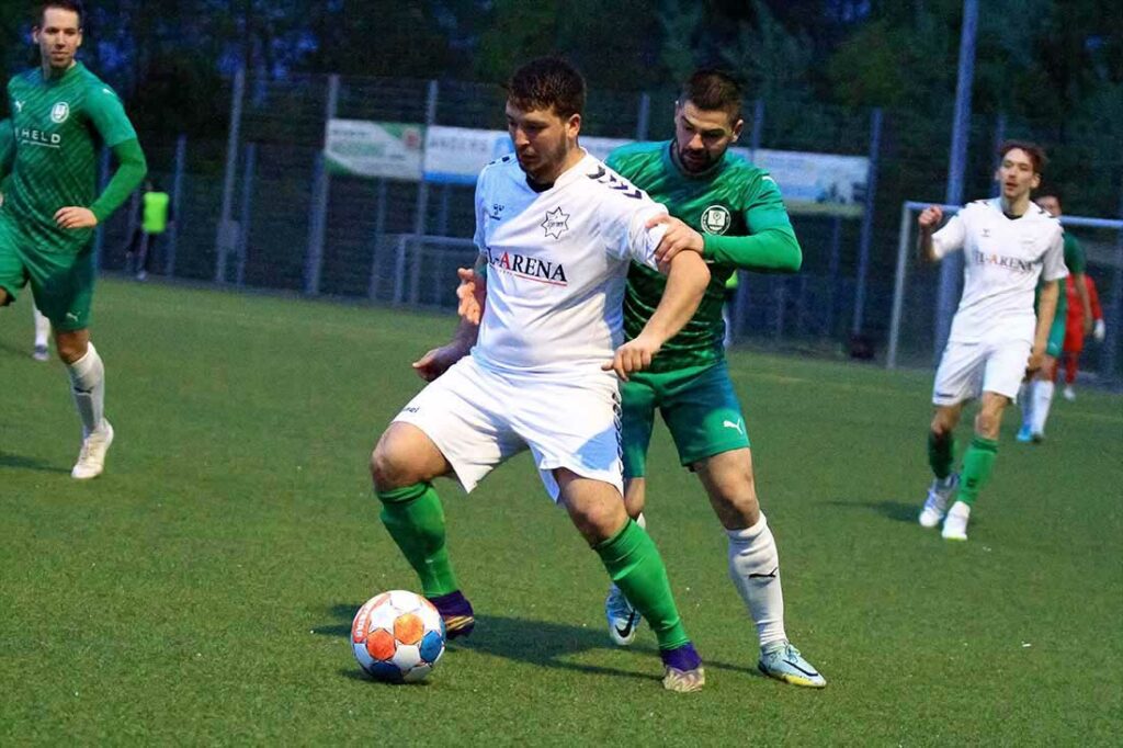 Stefan Evdenic (IF Stjernen Flensborg) schirmt den Ball im Zweikampf gegen Driton Gashi (TSV Klausddorf) ab. © 2024 Ismail Yesilyurt