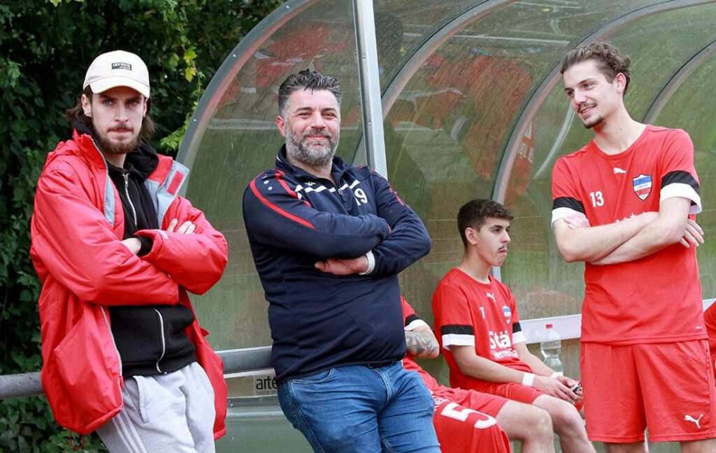 Trainer Soner Kisla (mitte) darf sich freuen - der Anfang ist für Inter Türkspor Kiel II gemacht, die ersten Punkte auf der Habenseite. Links Co Thore Crzelachowski (Archivfoto). © 2022 Ismail Yesilxurt