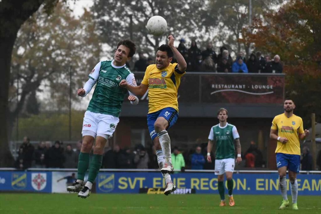 Kopfballduell Jorik Wulff (VfB Lübeck) gegen Mirko Boland (SV Todesfelde). © 2024 Olaf Wegerich Kopfballduell Jorik Wulff (VfB Lübeck) gegen Mirko Boland (SV Todesfelde). © 2024 Olaf Wegerich