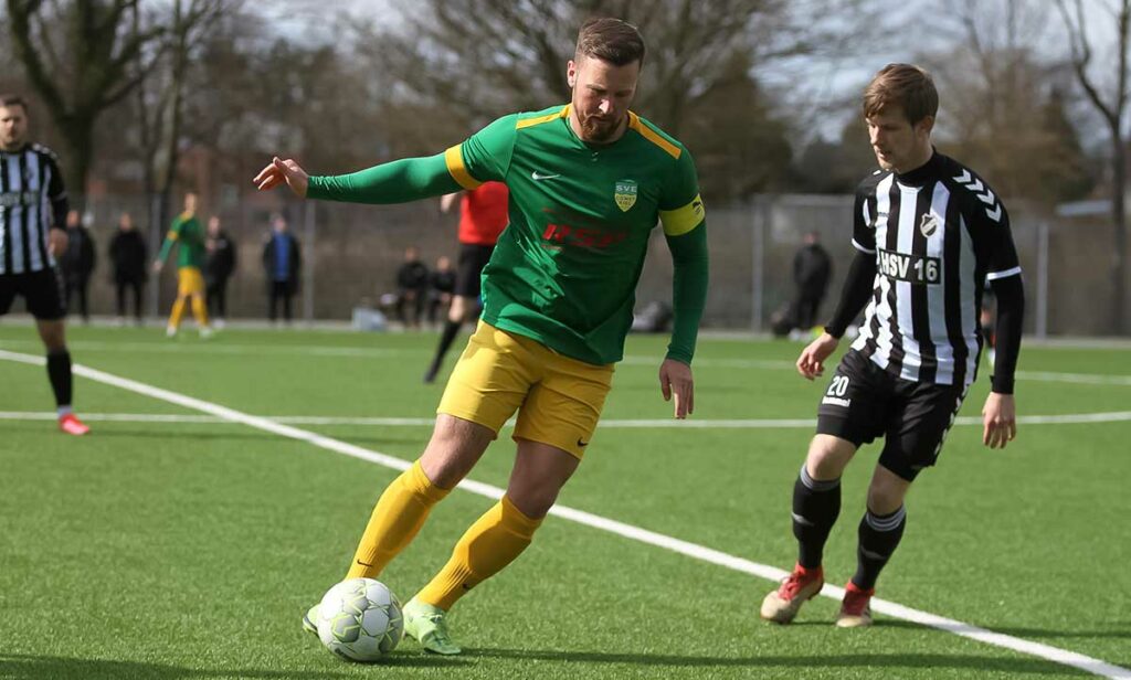 Comets Spielführer Tom Wüllner (li.), gegen Johannes Goeser (Heikendorfer SV), versuchte alles. Comets Spielführer Tom Wüllner (li.), gegen Johannes Goeser (Heikendorfer SV), versuchte alles.
