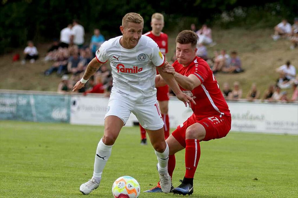Der TSV Bordesholm in seiner sportlichen Hochzeit in einem Testspiel zuhause gegen den Zweitligisten Holstein Kiel. © 2022 Ismail Yesilyurt Lewis Holtby, neuer Kapitän von Holstein Kiel, holte den Elfmeter raus. © 2022 Ismail Yesilyurt