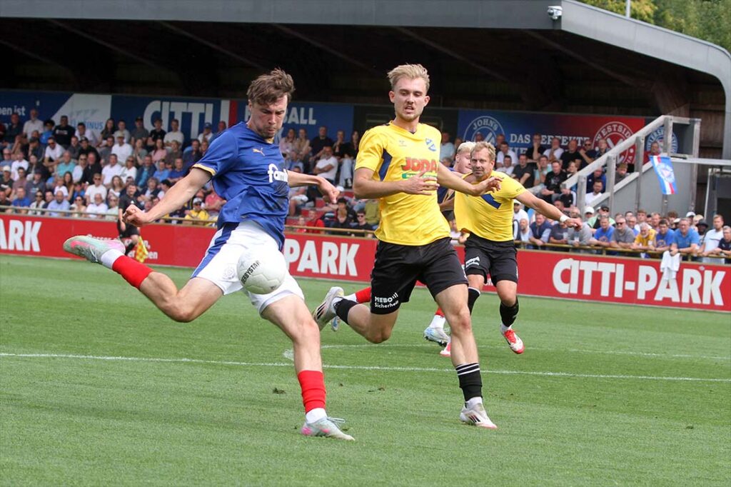 Louis Köster (Holstein Kiel II) bei seiner Chance (13.). Der beste Oberliga-Torschütze mit 7 Toren war bei Tyler Körting (re., SV Todesfelde  in guten Händen. © 2025 Ismail Yesilyurt