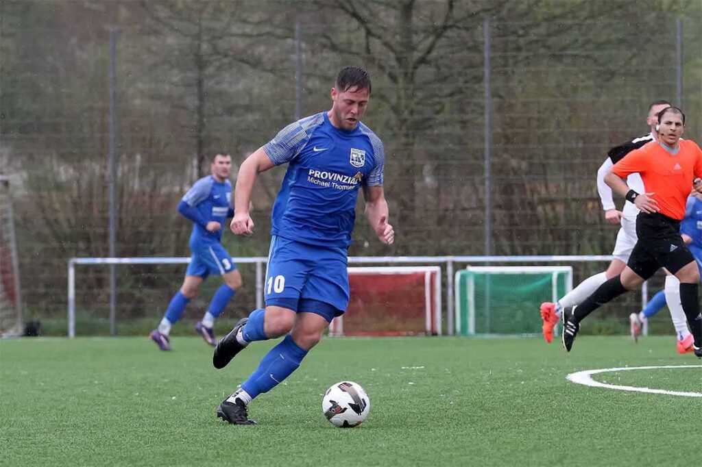 Henrik Moellgaard (SV Dörpum) erhöht mit senem 7. Saisontor auf 2:0.© 2025 Ismail Yesilyurt Henrik Moellgaard (SV Dörpum) erhöht mit senem 7. saisontor auf 2:0.© 2025 Ismail Yesilyurt