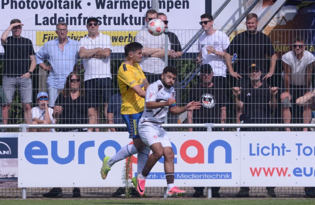 Lasse Jetz (Todesfelde) im Kopfballduell mit Kenan Aydin (St.Pauli). © 2026 Olaf Wegerich Lasse Jetz (Todesfelde) im Kopfballduell mit Kenan Aydin (St.Pauli). © 2026 Olaf Wegerich