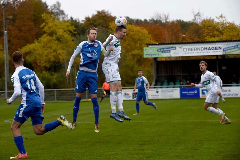Alexander Meyerfeldt (li., Bordesholm) und Timo Barendt (PSV Neumünster) im Luftkampf. © 2023 Olaf Wegerich Alexander Meyerfeldt (li., Bordesholm) und Timo Barendt (PSV Neumünster) im Luftkampf. © 2023 Olaf Wegerich