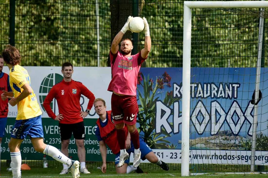 Die hohen Bälle von Werder II waren für Fabian Landvoigt (SV Todesfelde) kein Problem. © 2024 Olaf Wegerich Die hohen Bälle von Werder II waren für Fabian Landvoigt (SV Todesfelde) kein Problem. © 2024 Olaf Wegerich